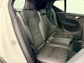 VOLVO XC40 2.0 B4 MHEV R-DESIGN HYBRID AUTO 200 BHP + SAT NAV + PARK SENSOR