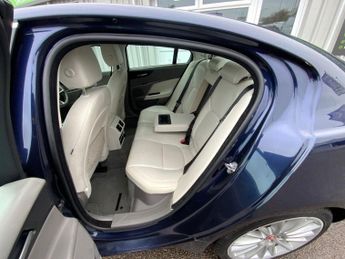 JAGUAR XE 2.0d Portfolio Saloon 4dr Diesel Auto Euro 6 (s/s) (180 ps)
