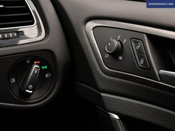 VOLKSWAGEN E-GOLF 35.8kWh e-Golf Hatchback 5dr Electric Auto (136 ps)