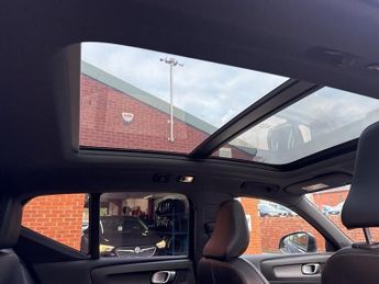 VOLVO XC40 1.5 T3 R-Design SUV 5dr Petrol Auto Euro 6 (s/s) (163 ps)