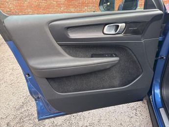 VOLVO XC40 1.5 T3 R-Design SUV 5dr Petrol Auto Euro 6 (s/s) (163 ps)