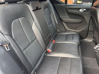 VOLVO XC40 1.5 T3 R-Design SUV 5dr Petrol Auto Euro 6 (s/s) (163 ps)