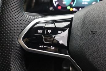 VOLKSWAGEN GOLF 1.5 eTSI MHEV R-Line Hatchback 5dr Petrol Hybrid DSG Euro 6 (s/s