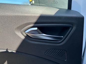 RENAULT CLIO 1.0 TCe Iconic Hatchback 5dr Petrol Manual Euro 6 (s/s) (90 ps)