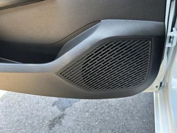 RENAULT CLIO 1.0 TCe Iconic Hatchback 5dr Petrol Manual Euro 6 (s/s) (90 ps)