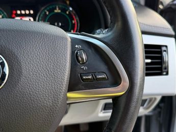 JAGUAR XF 2.2d Luxury Saloon 4dr Diesel Auto Euro 5 (s/s) (200 ps)