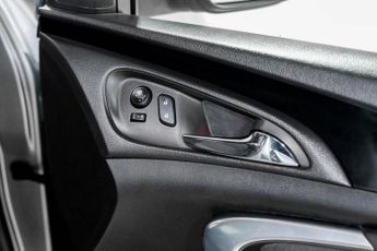 VAUXHALL INSIGNIA 2.0 CDTi SRi Nav Hatchback 5dr Diesel Auto Euro 5 (163 ps)