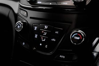 VAUXHALL INSIGNIA 2.0 CDTi SRi Nav Hatchback 5dr Diesel Auto Euro 5 (163 ps)