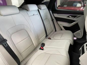 JAGUAR F-PACE 2.0 D200 MHEV R-Dynamic SE SUV 5dr Diesel Auto AWD Euro 6 (s/s) 
