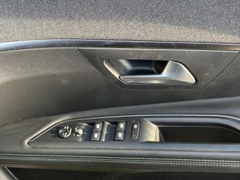 PEUGEOT 3008 1.5 BlueHDi Allure Premium + SUV 5dr Diesel Manual Euro 6 (s/s) 