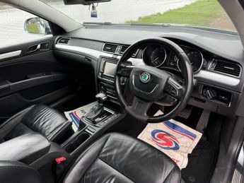SKODA SUPERB 3.6 V6 Elegance Estate 5dr Petrol DSG 4WD Euro 5 (260 ps)