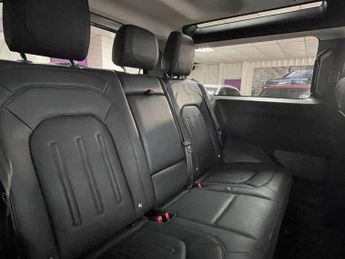 LAND ROVER DEFENDER 3.0 D250 MHEV SE SUV 3dr Diesel Auto 4WD Euro 6 (s/s) (250 ps)