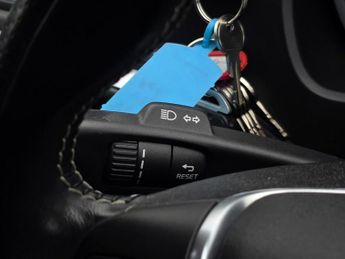 VOLVO V40 1.6 D2 R-Design Nav Hatchback 5dr Diesel Manual Euro 5 (s/s) (11