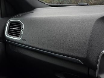 VOLVO V40 1.6 D2 R-Design Nav Hatchback 5dr Diesel Manual Euro 5 (s/s) (11