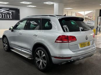 VOLKSWAGEN TOUAREG 3.0 TDI V6 BlueMotion Tech R-Line SUV 5dr Diesel Tiptronic 4WD E