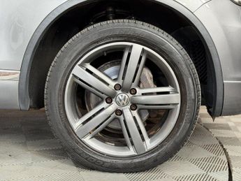 VOLKSWAGEN TOUAREG 3.0 V6 R-LINE TDI BLUEMOTION TECHNOLOGY 5d 242 BHP