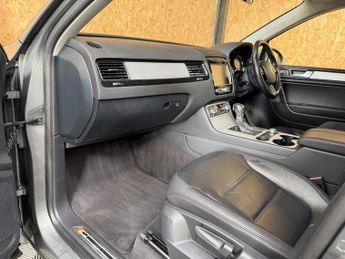 VOLKSWAGEN TOUAREG 3.0 V6 R-LINE TDI BLUEMOTION TECHNOLOGY 5d 242 BHP