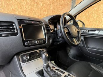 VOLKSWAGEN TOUAREG 3.0 V6 R-LINE TDI BLUEMOTION TECHNOLOGY 5d 242 BHP