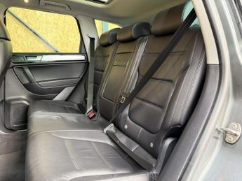 VOLKSWAGEN TOUAREG 3.0 V6 R-LINE TDI BLUEMOTION TECHNOLOGY 5d 242 BHP