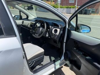 TOYOTA YARIS 1.3 Automatic JDM Petrol Hatchback Silver 5dr
