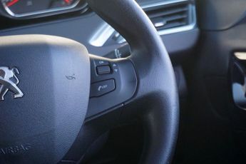 PEUGEOT 208 1.2 VTi Active Hatchback Petrol Manual 5dr - Just 35,180 Miles /