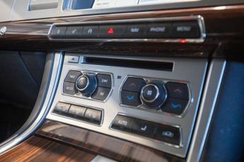 JAGUAR XF 2.2d Portfolio Saloon 4dr Diesel Auto Euro 5 (s/s) (200 ps)