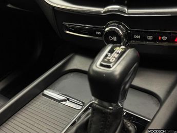 VOLVO XC60 2.0 T5 Momentum SUV 5dr Petrol Auto AWD Euro 6 (s/s) (250 ps)