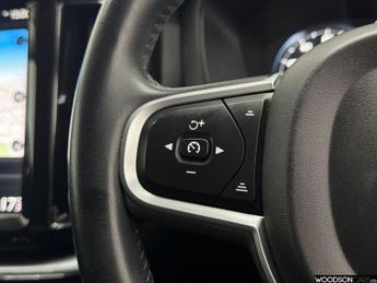 VOLVO XC60 2.0 T5 Momentum SUV 5dr Petrol Auto AWD Euro 6 (s/s) (250 ps)