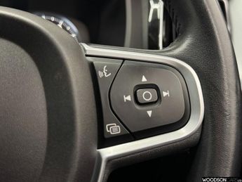 VOLVO XC60 2.0 T5 Momentum SUV 5dr Petrol Auto AWD Euro 6 (s/s) (250 ps)