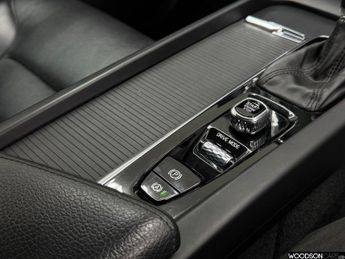 VOLVO XC60 2.0 T5 Momentum SUV 5dr Petrol Auto AWD Euro 6 (s/s) (250 ps)