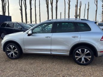 VOLKSWAGEN TOUAREG 3.0 TDI V6 BlueMotion Tech R-Line SUV 5dr Diesel Tiptronic 4WD E