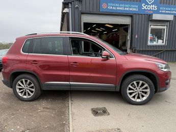 VOLKSWAGEN TIGUAN 2.0 TDI SE SUV 5 Door Diesel Manual Red 4WD 