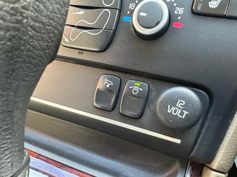 VOLVO XC90 2.4 D5 Executive SUV 5dr Diesel Geartronic 4WD Euro 5 (200 ps)