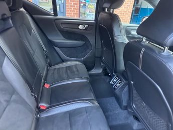 VOLVO XC40 2.0 D4 R-Design SUV 5dr Diesel Auto AWD Euro 6 (s/s) (190 ps)