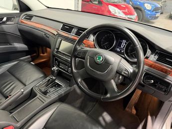 SKODA SUPERB 2.0 TDI Elegance Hatchback 5dr Diesel DSG 4WD Euro 5 (140 ps)