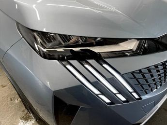 PEUGEOT E-5008 73kWh Allure SUV 5dr Electric Auto (210 ps)
