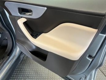 JAGUAR F-PACE 2.0 D240 Portfolio SUV 5dr Diesel Auto AWD Euro 6 (s/s) (240 ps)