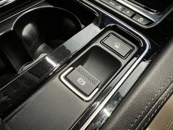 JAGUAR F-PACE 2.0 D240 Portfolio SUV 5dr Diesel Auto AWD Euro 6 (s/s) (240 ps)