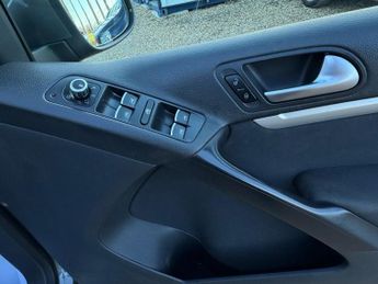 VOLKSWAGEN TIGUAN 2.0 TDI BlueMotion Tech SE SUV 5dr Diesel DSG 4WD Euro 5 (s/s) (