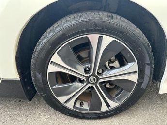 NISSAN LEAF 40kWh Tekna Hatchback 5dr Electric Auto (150 ps)