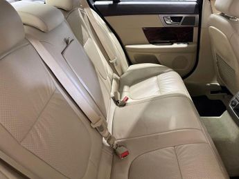 JAGUAR XF 3.0d V6 Premium Luxury Saloon 4dr Diesel Auto Euro 5 (240 ps)
