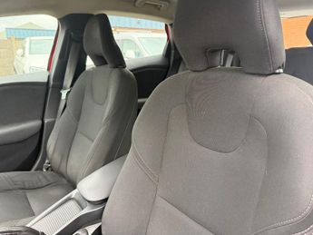 VOLVO V40 2.0 D2 ES Nav Hatchback 5dr Diesel Manual Euro 6 (s/s) (120 ps)