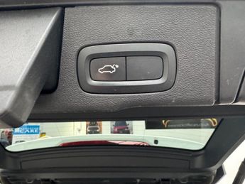 VOLVO XC60 2.0 B5 MHEV R-Design SUV 5dr Petrol Hybrid Auto AWD Euro 6 (s/s)