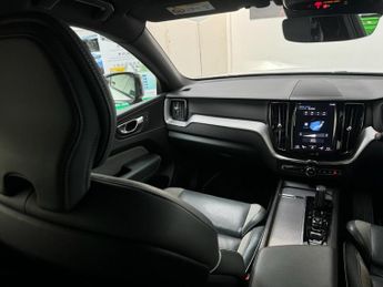 VOLVO XC60 2.0 B5 MHEV R-Design SUV 5dr Petrol Hybrid Auto AWD Euro 6 (s/s)