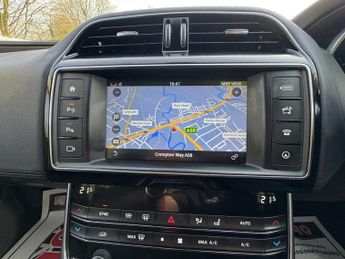 JAGUAR XE 2.0d Portfolio Saloon 4dr Diesel Auto Euro 6 (s/s) (180 ps)