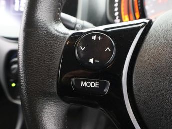 TOYOTA AYGO 1.0 VVT-i x-play Hatchback 5dr Petrol Manual Euro 6 (71 ps)