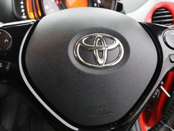 TOYOTA AYGO 1.0 VVT-i x-play Hatchback 5dr Petrol Manual Euro 6 (71 ps)