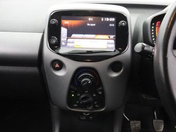 TOYOTA AYGO 1.0 VVT-i x-play Hatchback 5dr Petrol Manual Euro 6 (71 ps)