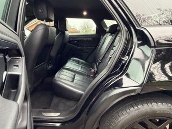 LAND ROVER RANGE ROVER EVOQUE 2.0 D150 R-Dynamic SE SUV 5dr Diesel Auto 4WD Euro 6 (s/s) (150 