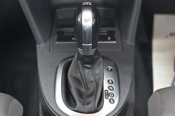 VOLKSWAGEN TOURAN 1.6 TDI BlueMotion Tech SE MPV 5dr Diesel DSG Euro 5 (s/s) (105 